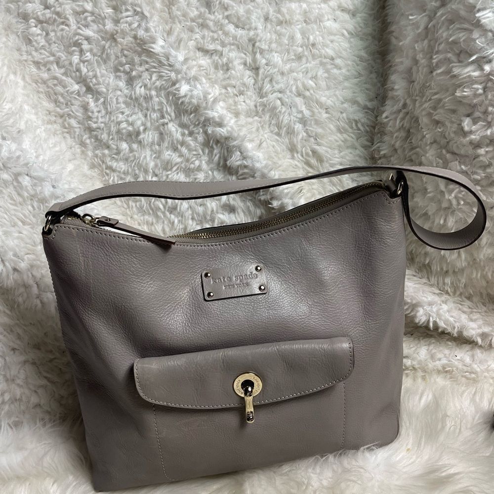 Kate Spade leather gray medium shoulder bag with gold tone hardwares.